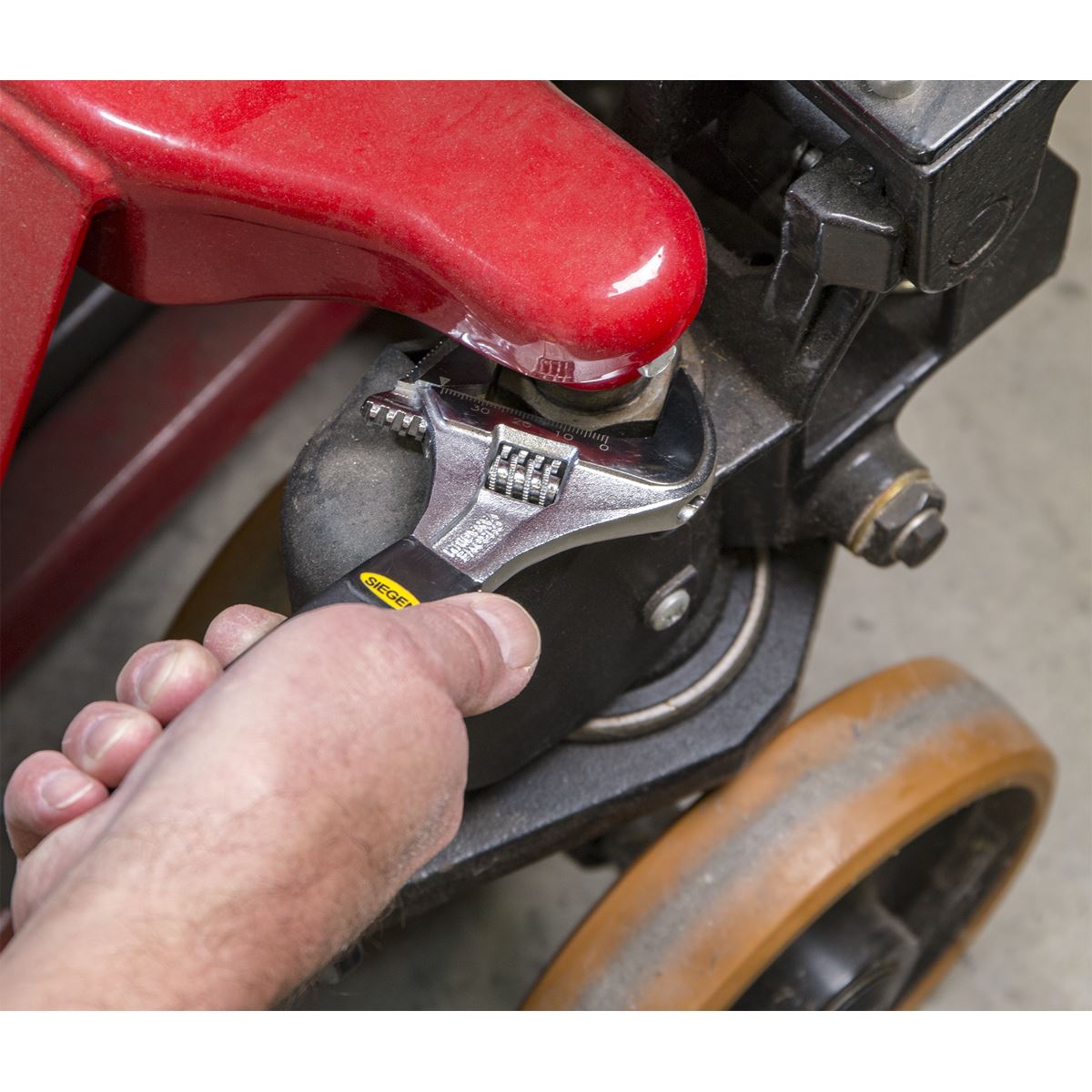 Siegen S0854 Adjustable Wrench with Extra-Wide Jaw Capacity 200mm Siegen