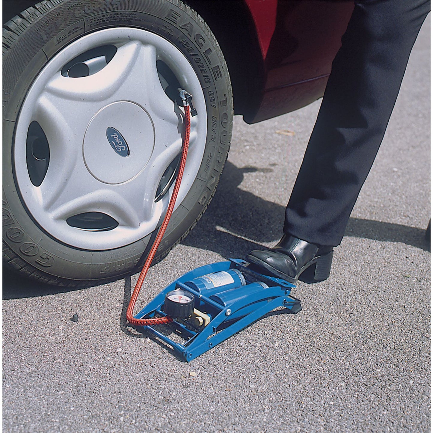 Draper 25996 Double Cylinder Foot Pump with Pressure Gauge Draper