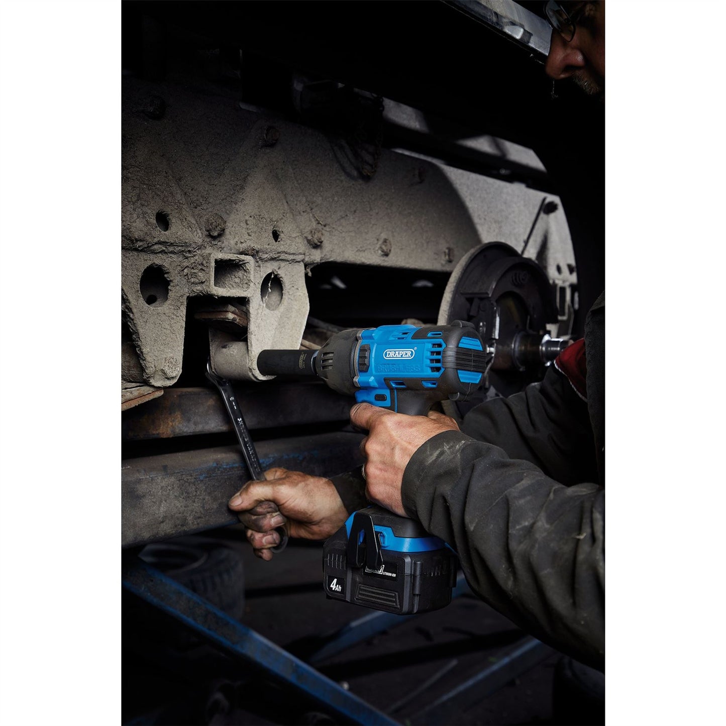 Draper 99251 D20 20V Brushless Mid-Torque Impact Wrench 1/2" Sq. Dr. 400Nm 2 x 4.0Ah Batteries 1 x Charger Draper