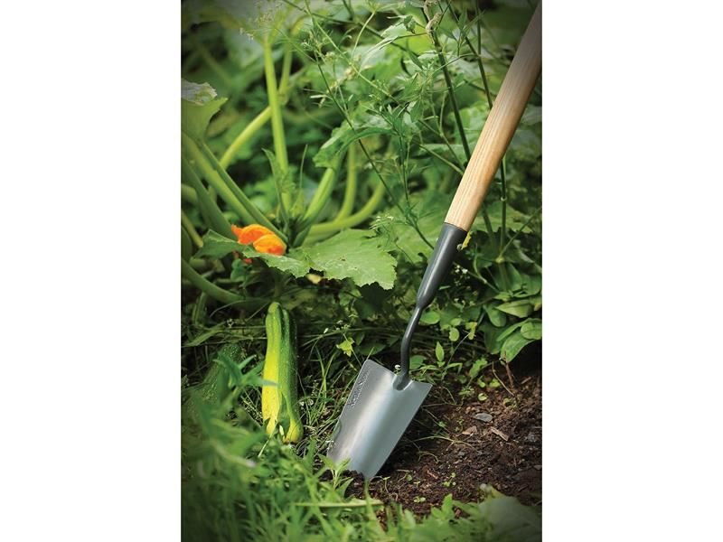 Kent & Stowe Carbon Steel Long Handled Trowel Fsc Kent & Stowe