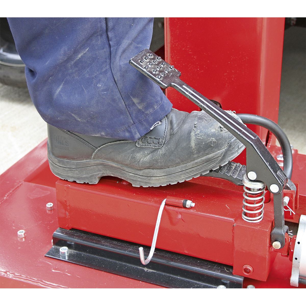 Sealey AVR1500FP Air/Hydraulic Vehicle Lift with Foot Pedal 1.5 Tonne Sealey