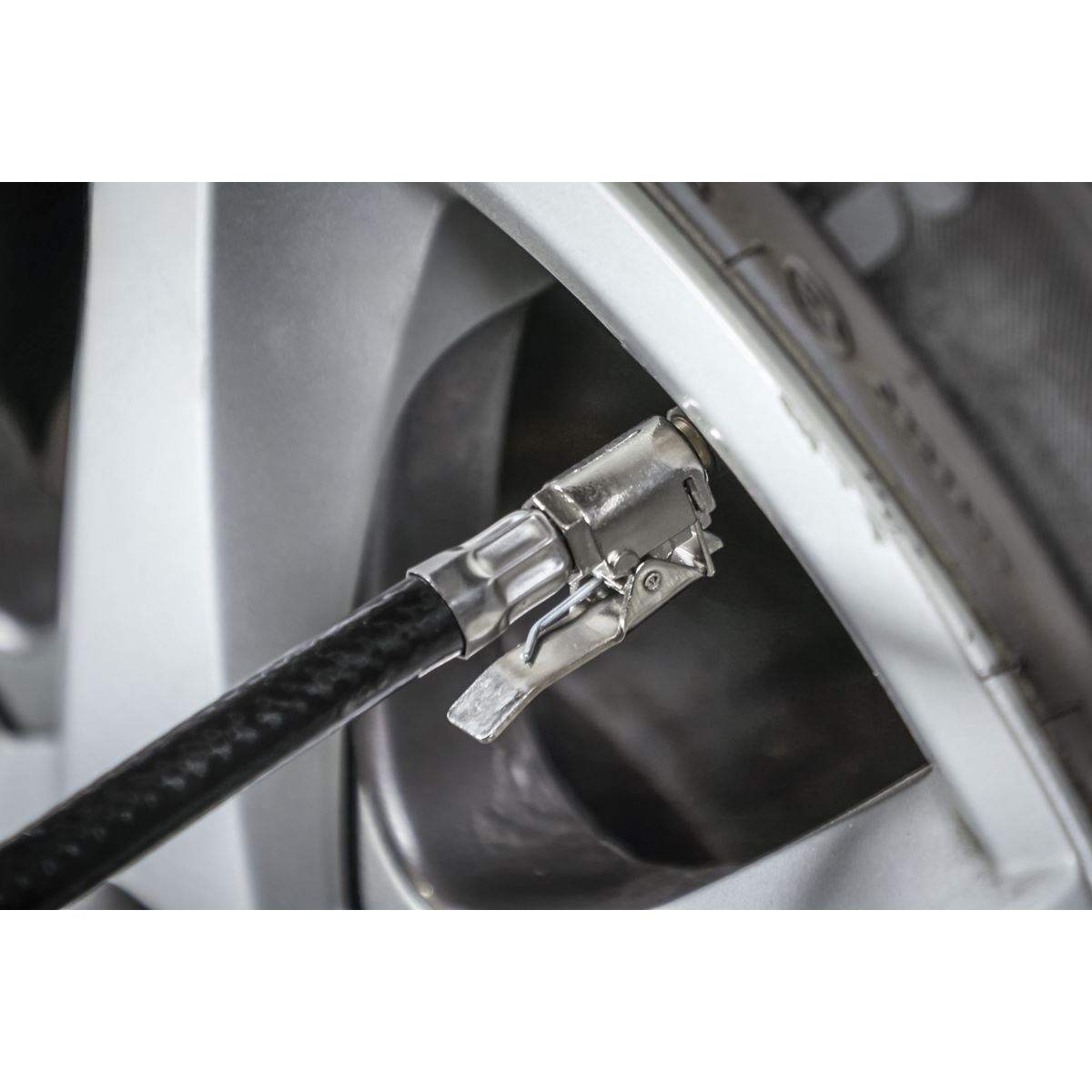 Sealey SA302 Tyre Inflator with Gauge Sealey