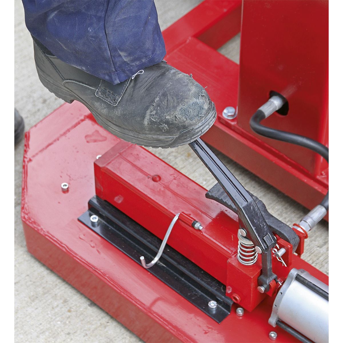 Sealey AVR1500FP Air/Hydraulic Vehicle Lift with Foot Pedal 1.5 Tonne Sealey