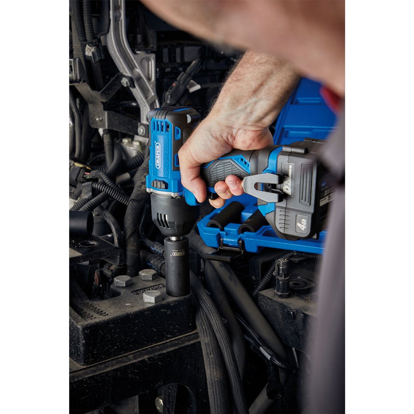 Draper 99251 D20 20V Brushless Mid-Torque Impact Wrench 1/2" Sq. Dr. 400Nm 2 x 4.0Ah Batteries 1 x Charger Draper