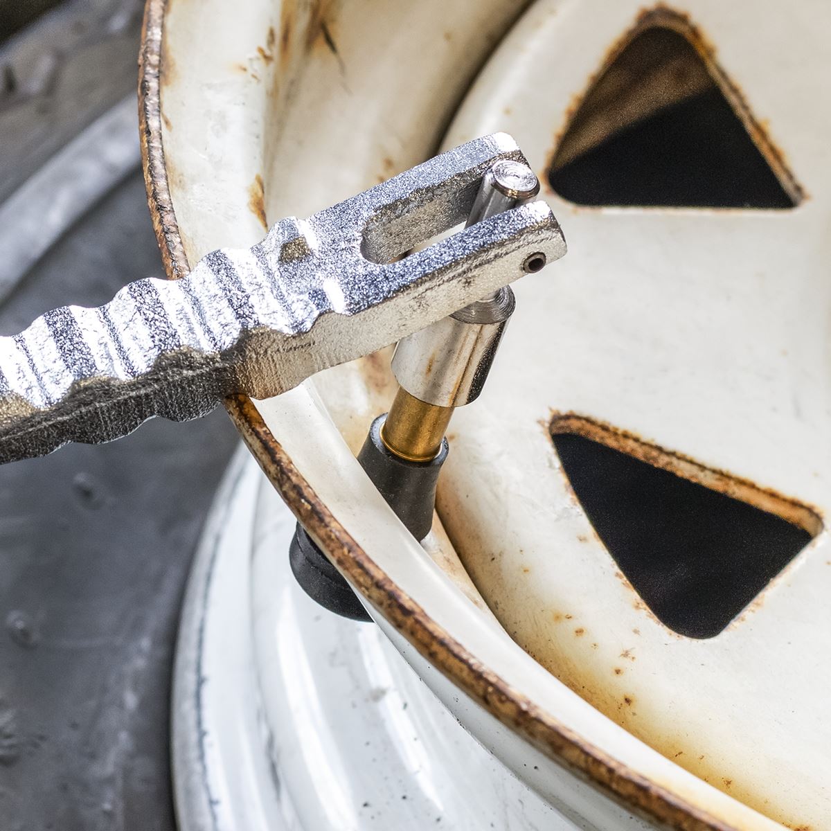 Sealey TVHP1 Pack of 50 - Snap-in Tubeless High Pressure Tyre Valve TR600 Sealey