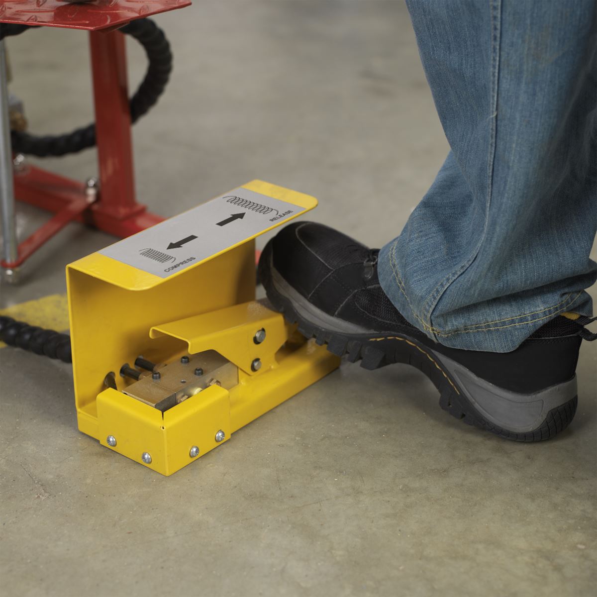 Sealey RE300 Coil Spring Compressor - Air Operated 1000kg Sealey