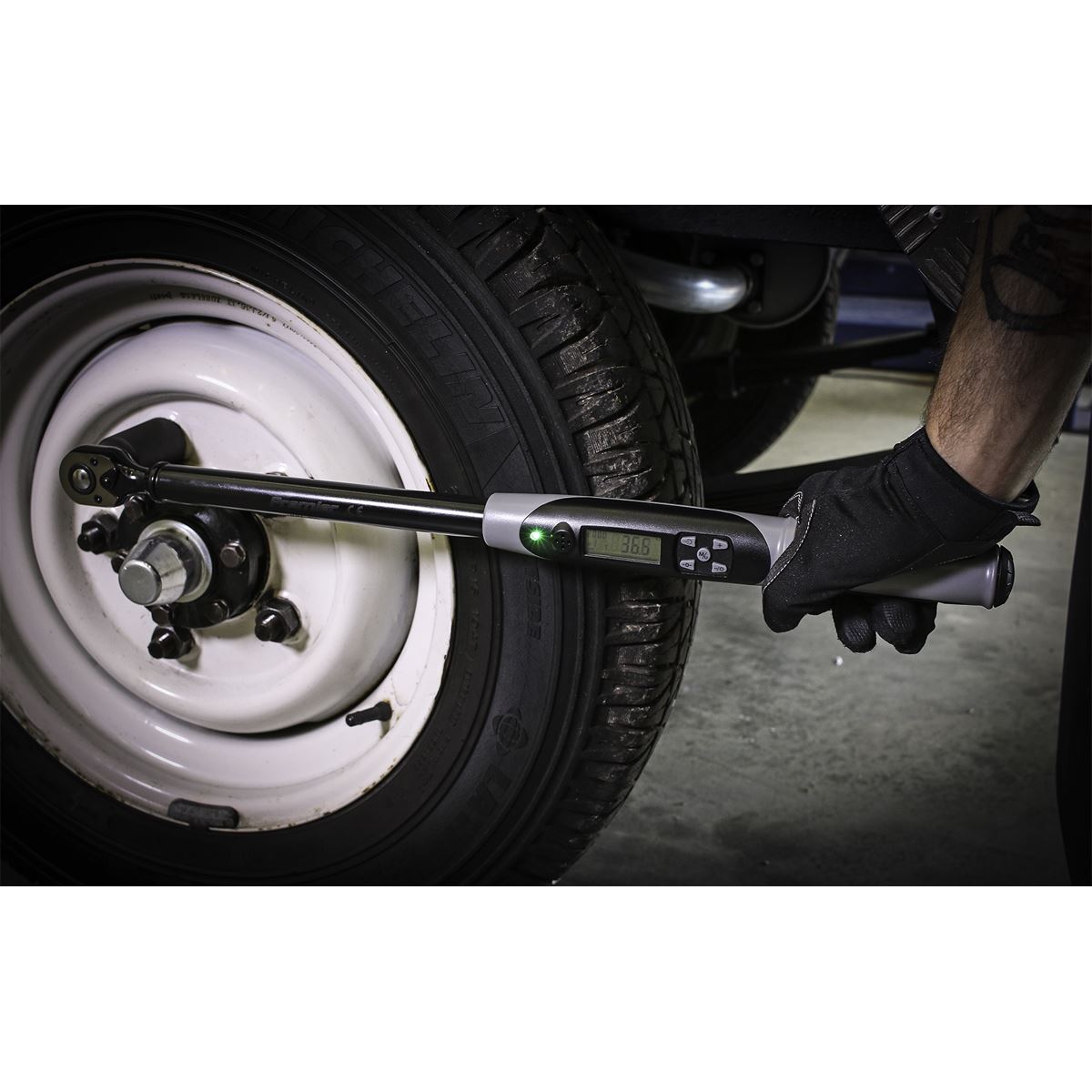 Sealey STW306B Angle Torque Wrench Digital 1/2"Sq Drive 20-200Nm(14.7-147.5lb.ft) Premier Black Sealey