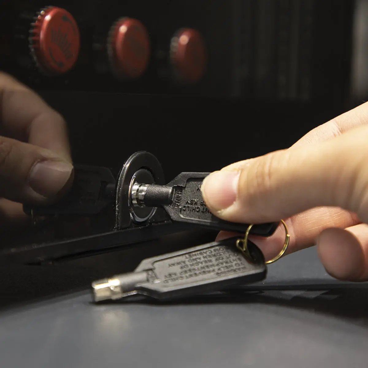 Baridi DH13 Under Counter Wine/Drink/Beverage Cooler/Fridge Built-In Thermostat Light Security Lock 85 Litre – Black Baridi