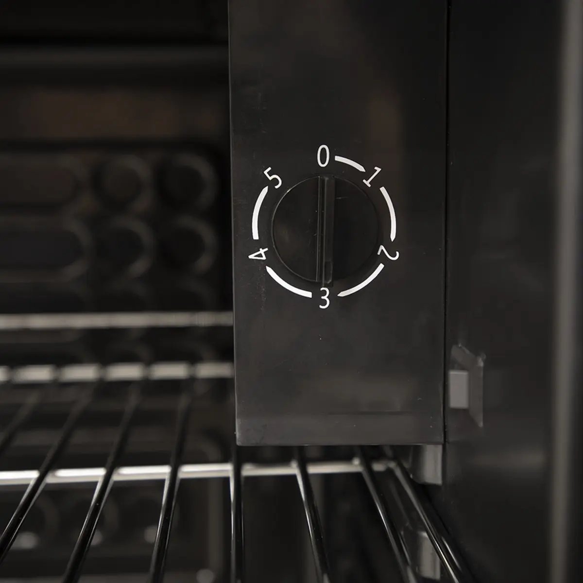 Baridi DH13 Under Counter Wine/Drink/Beverage Cooler/Fridge Built-In Thermostat Light Security Lock 85 Litre – Black Baridi