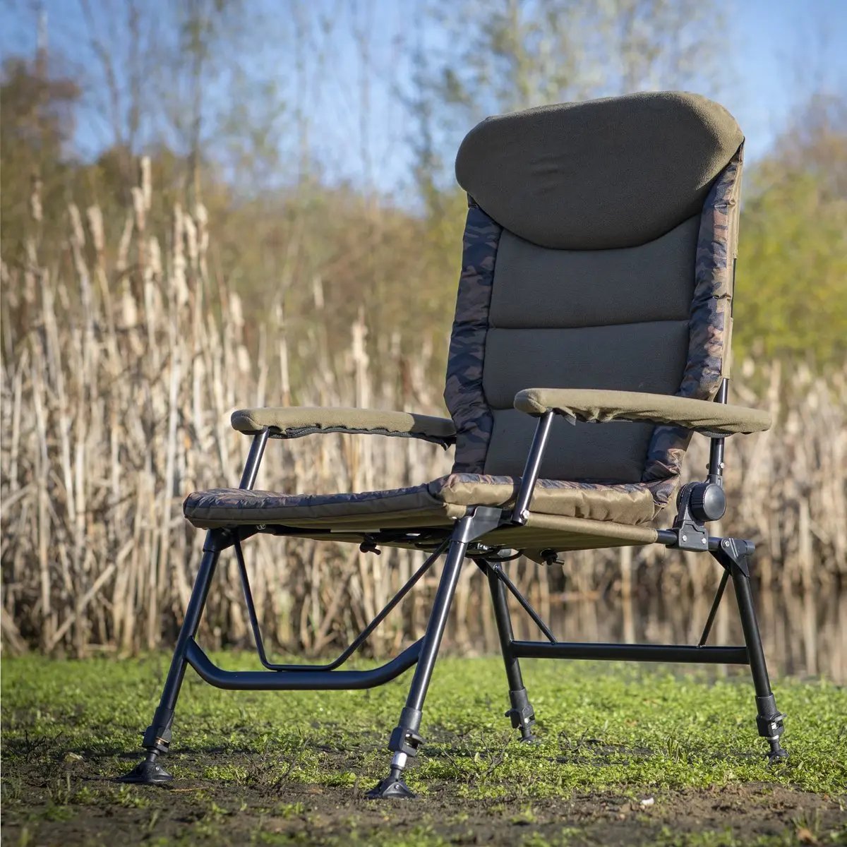 Dellonda DL73 Deluxe Portable Fishing/Camping Chair Reclining Padded Armrests and Back Adjustable Height Rotating Feet for Multiple Terrain Foldable Dellonda