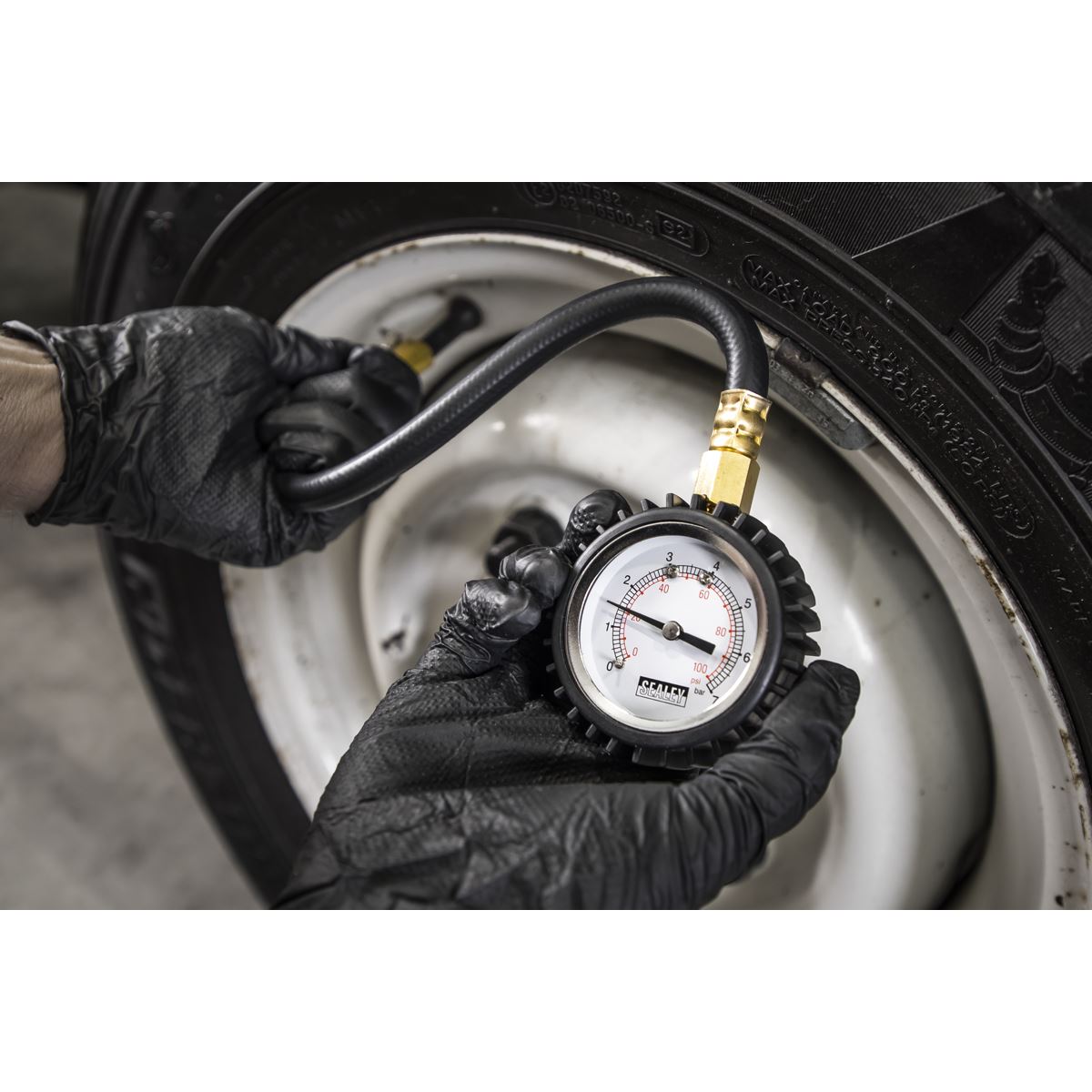 Sealey TST/PG6 Tyre Pressure Gauge with Clip-On Chuck 0-7bar(0-100psi) Sealey
