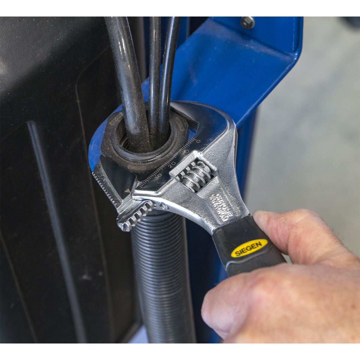 Siegen S0854 Adjustable Wrench with Extra-Wide Jaw Capacity 200mm Siegen