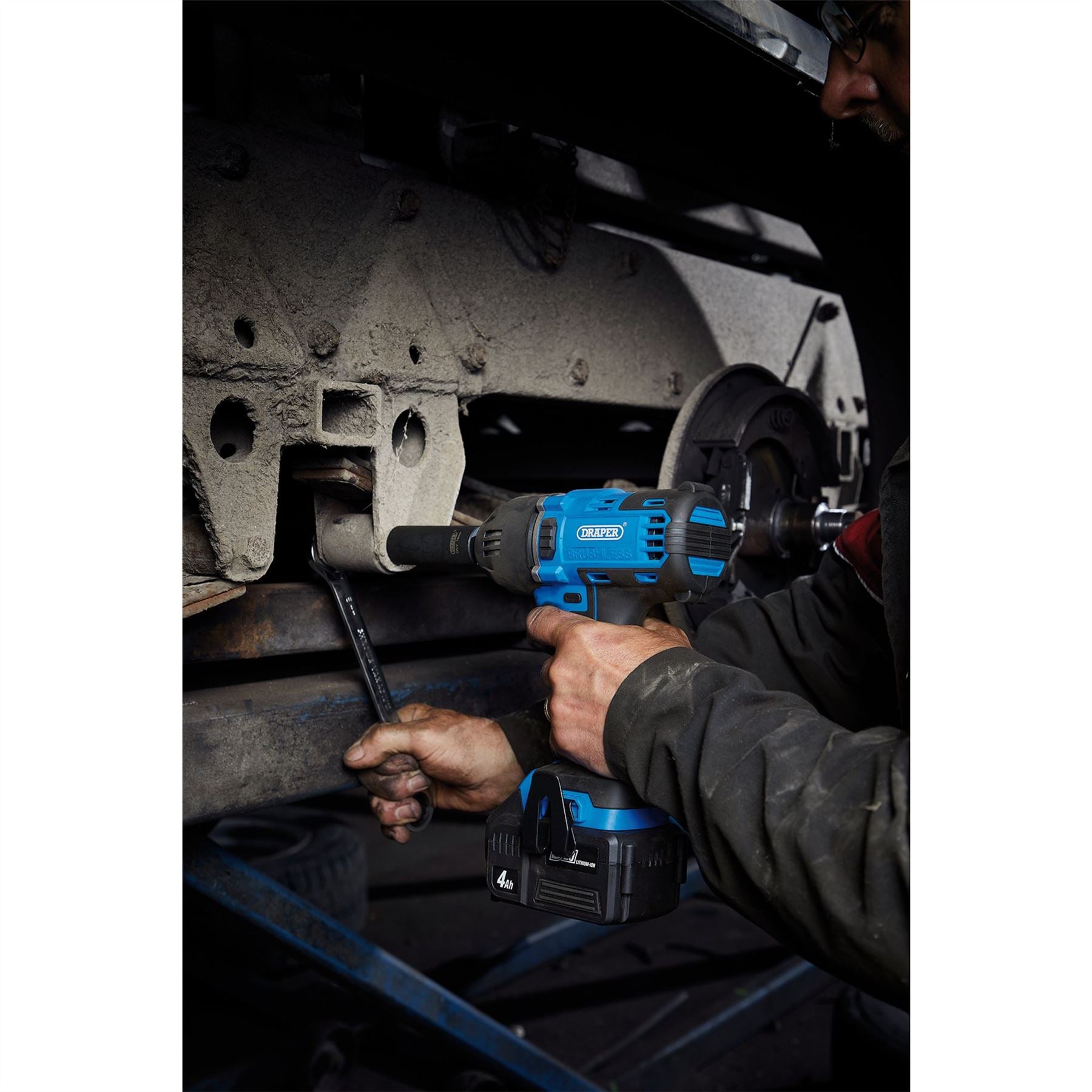 Draper 99251 D20 20V Brushless Mid-Torque Impact Wrench 1/2" Sq. Dr. 400Nm 2 x 4.0Ah Batteries 1 x Charger Draper