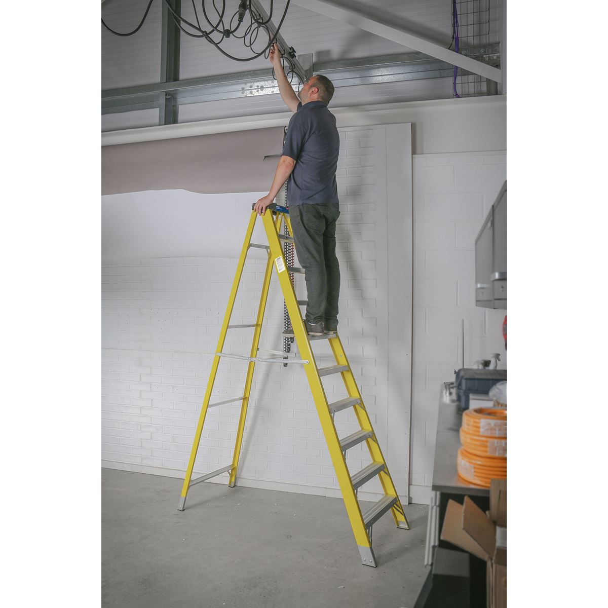 Sealey FSL10 Fibreglass Step Ladder 9-Tread EN 131 Sealey