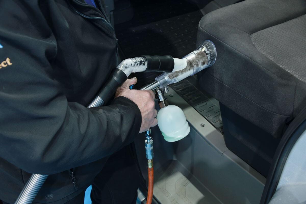 Laser 9202 Compact Swirl Cleaning Gun with Vacuum Extraction Laser Tools